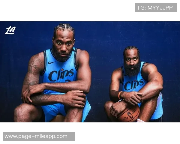 湖刺球迷手机桌面惊现小卡与哈登捧杯画面引发热议